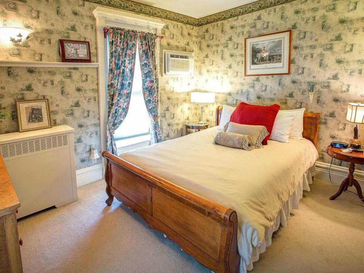 M&M Victorian Bed And Breakfast Marinette Exterior photo